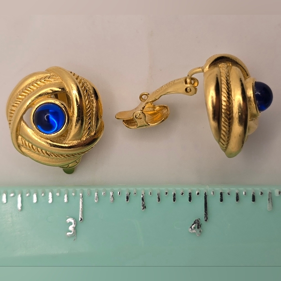 Vintage Trifari Love Knot Earrings Clip Blue Cabochon Gold Tone Signed - Picture 6 of 6